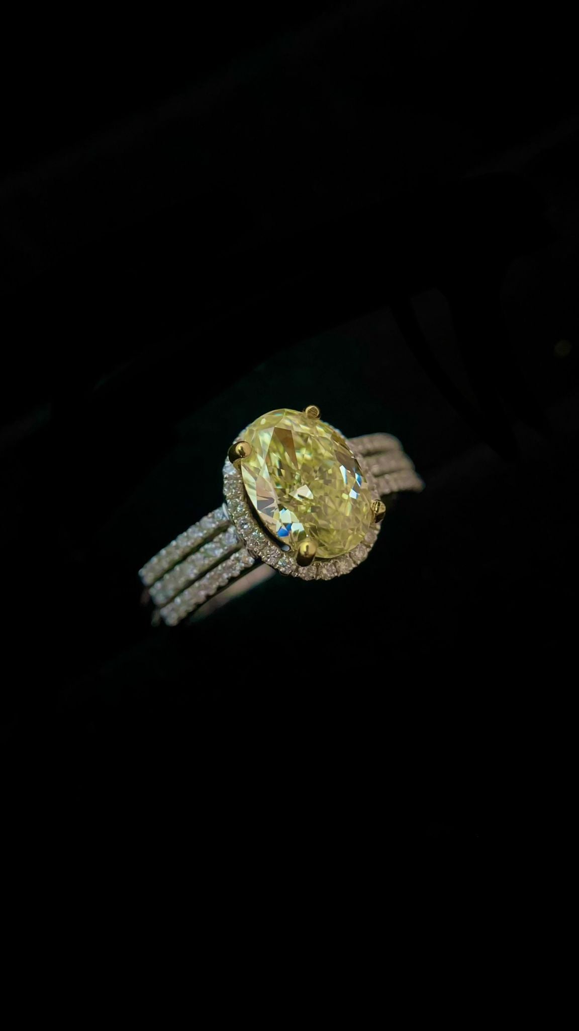 FLY Yellow Diamond Ring